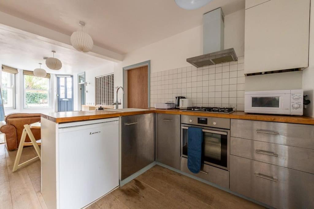 Lovely Self-Contained Basement Studio With Kitchen Лондон Экстерьер фото