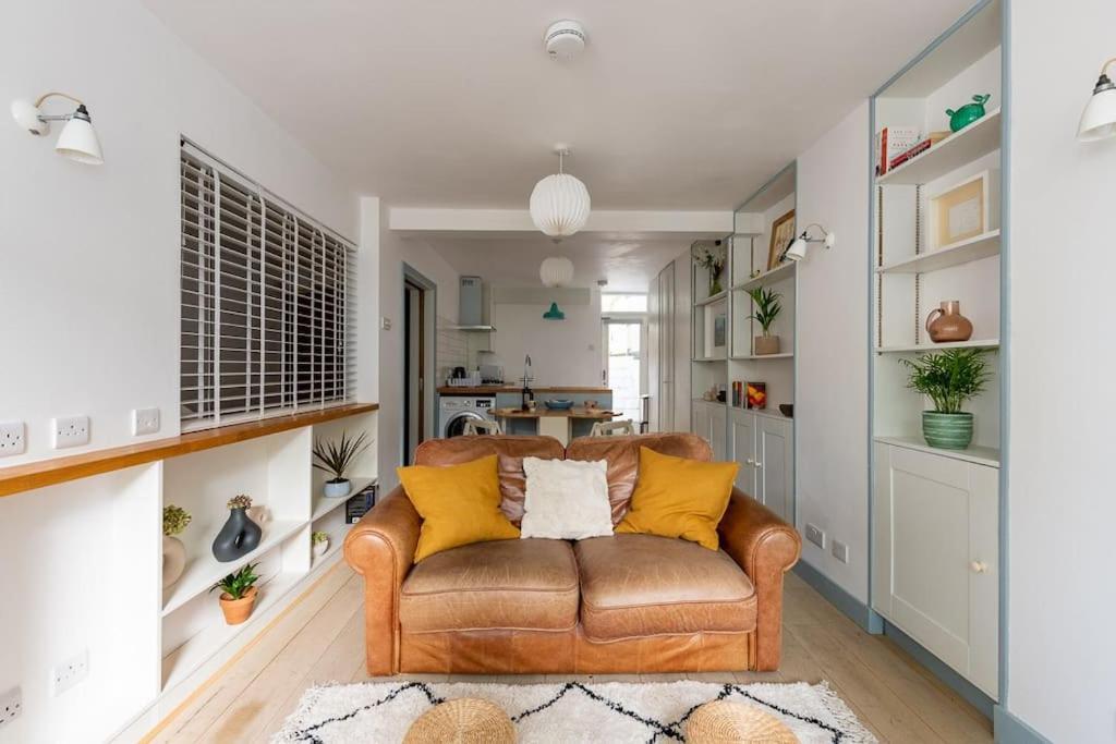 Lovely Self-Contained Basement Studio With Kitchen Лондон Экстерьер фото
