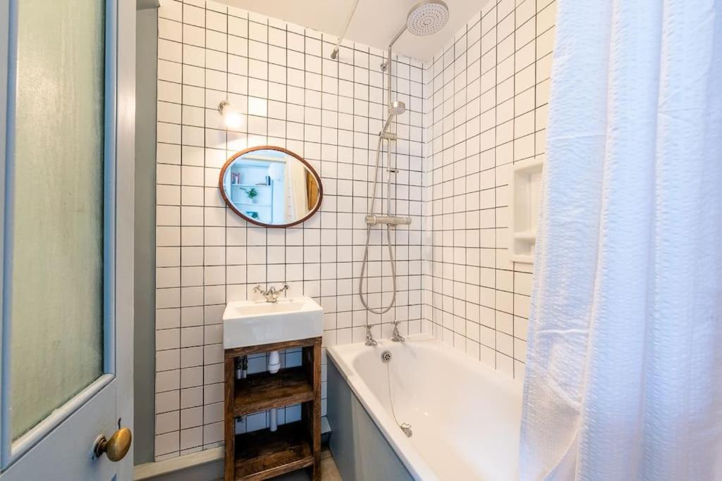 Lovely Self-Contained Basement Studio With Kitchen Лондон Экстерьер фото