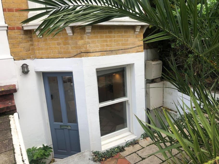 Lovely Self-Contained Basement Studio With Kitchen Лондон Экстерьер фото
